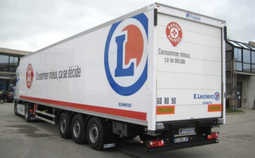 Camion Leclerc avec sa porte relevante