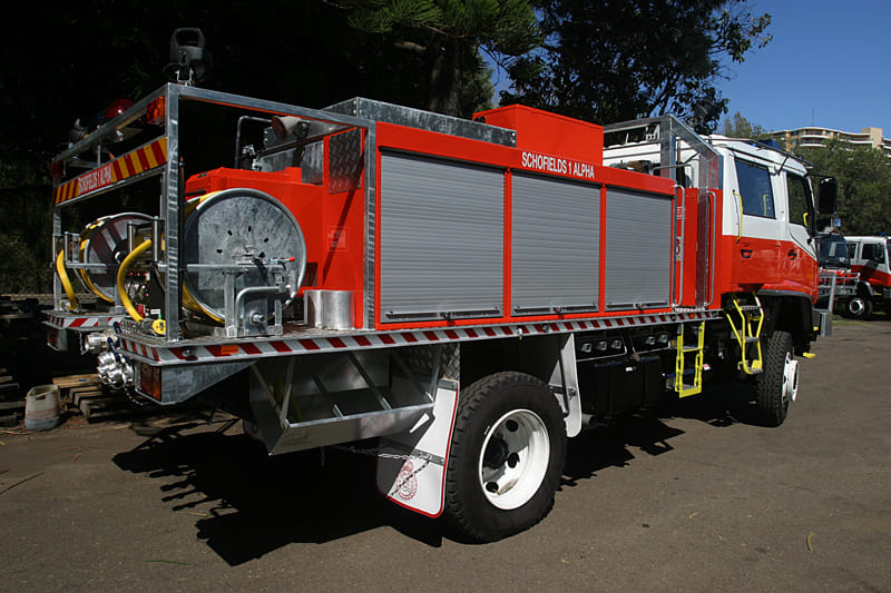 photo_camion_pompier_porte_relevante Porte métallique d'un camion de pompier fait par Fit-Doors<br />